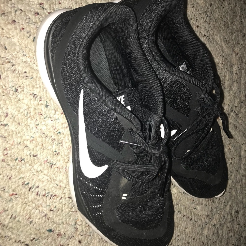 Black nike tennis shoes